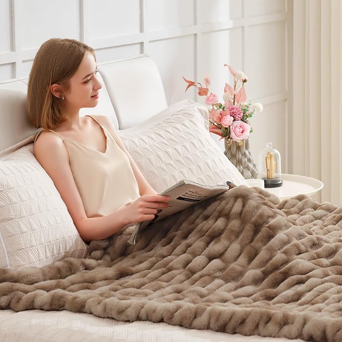 Ultra Soft Luxury Faux Fur Twin Blanket - Image 2