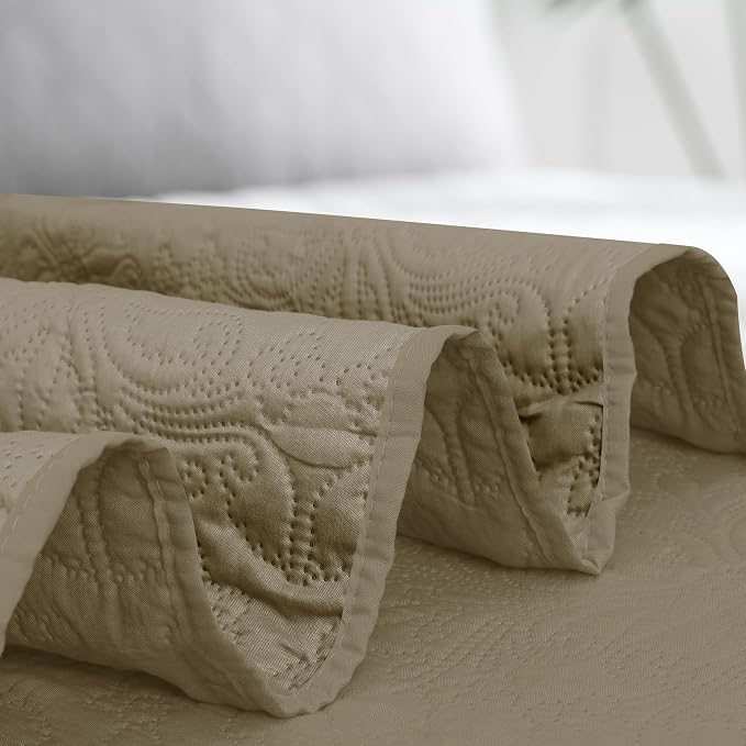 Easy-Going Twin Size Reversible Quilt Set - Image 7
