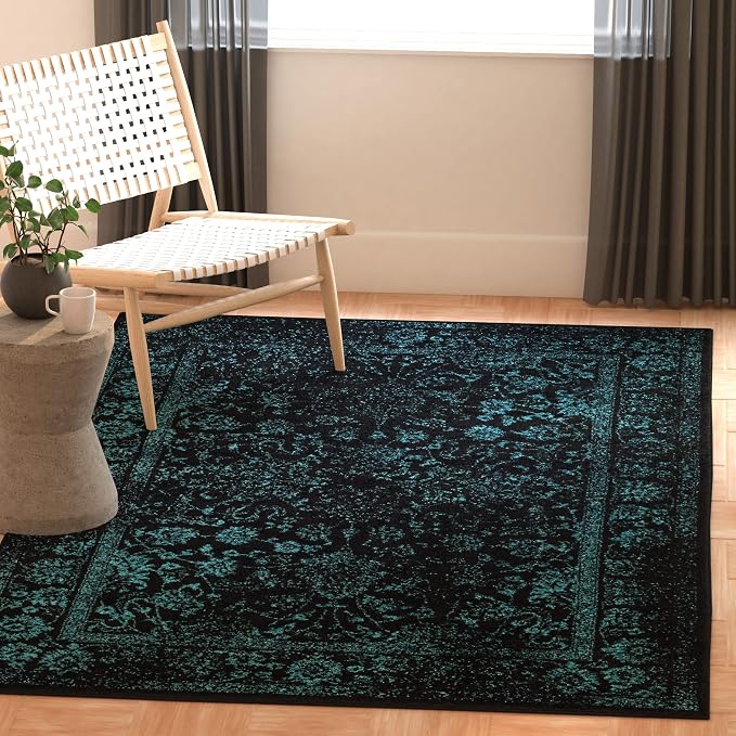 SAFAVIEH Area Rug 4x6 by SAFAVIEH