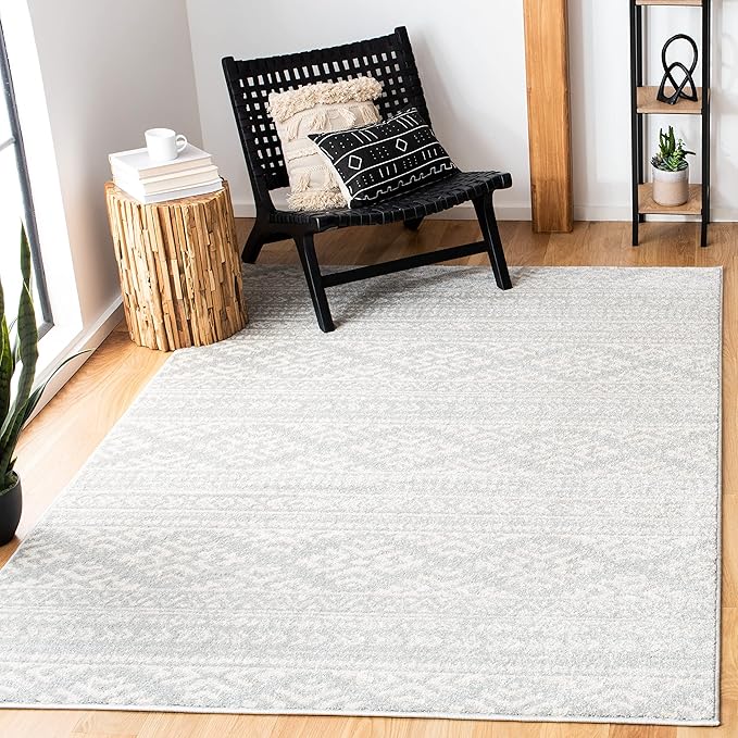 SAFAVIEH Area Rug 4x6 by SAFAVIEH