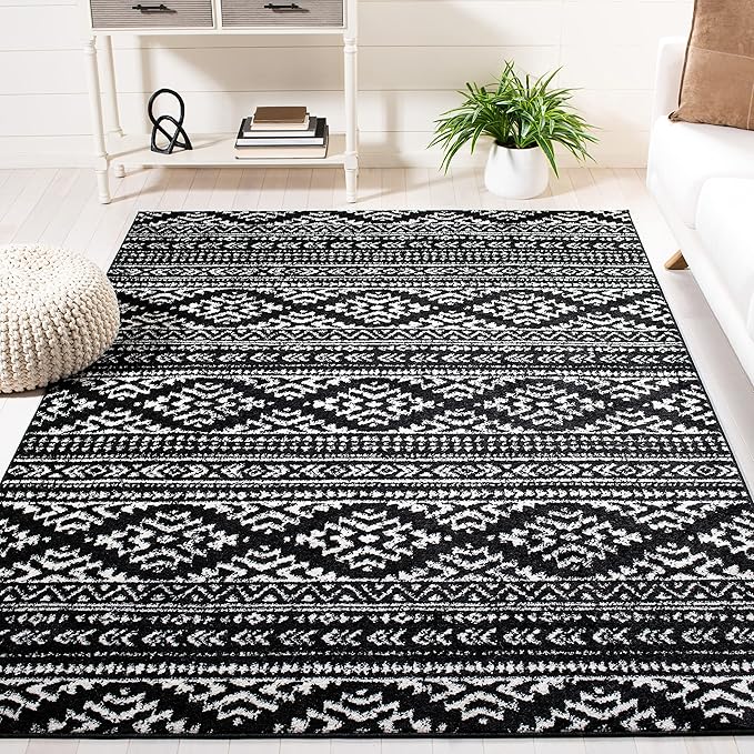 SAFAVIEH Area Rug 4x6 by SAFAVIEH