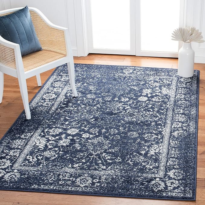 SAFAVIEH Area Rug 4x6 by SAFAVIEH